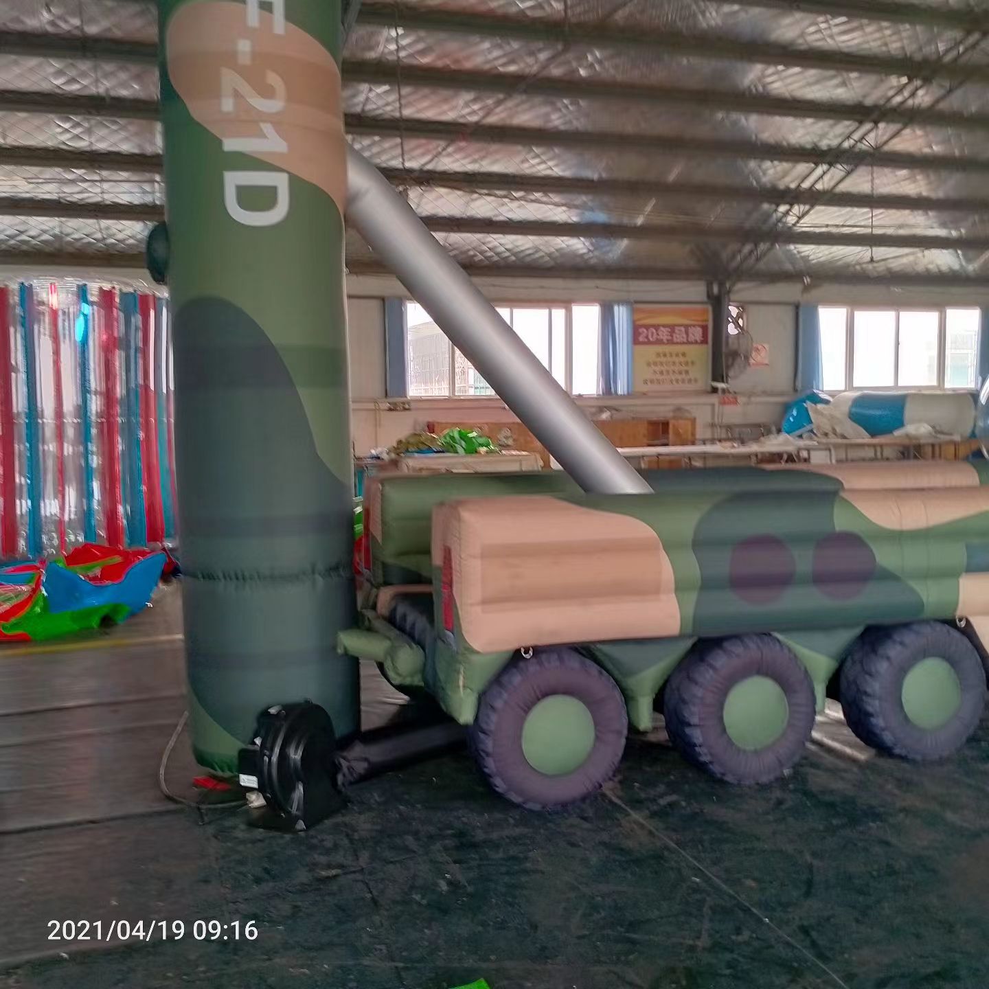 黑龙江军事演习中的充气目标车辆：模拟发射车雷达车坦克飞机